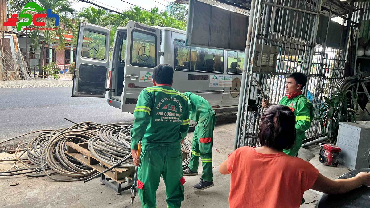 Khó khăn nghề mua bán ve chai