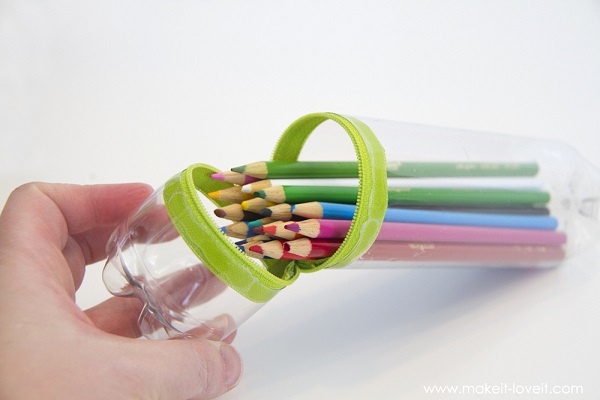 Hộp bút có khóa kéo được làm từ chai nhựa