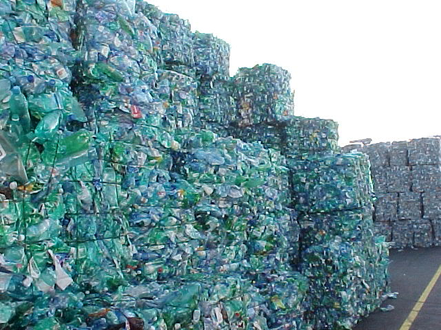 Bãi tập kết phế liệu nhựa