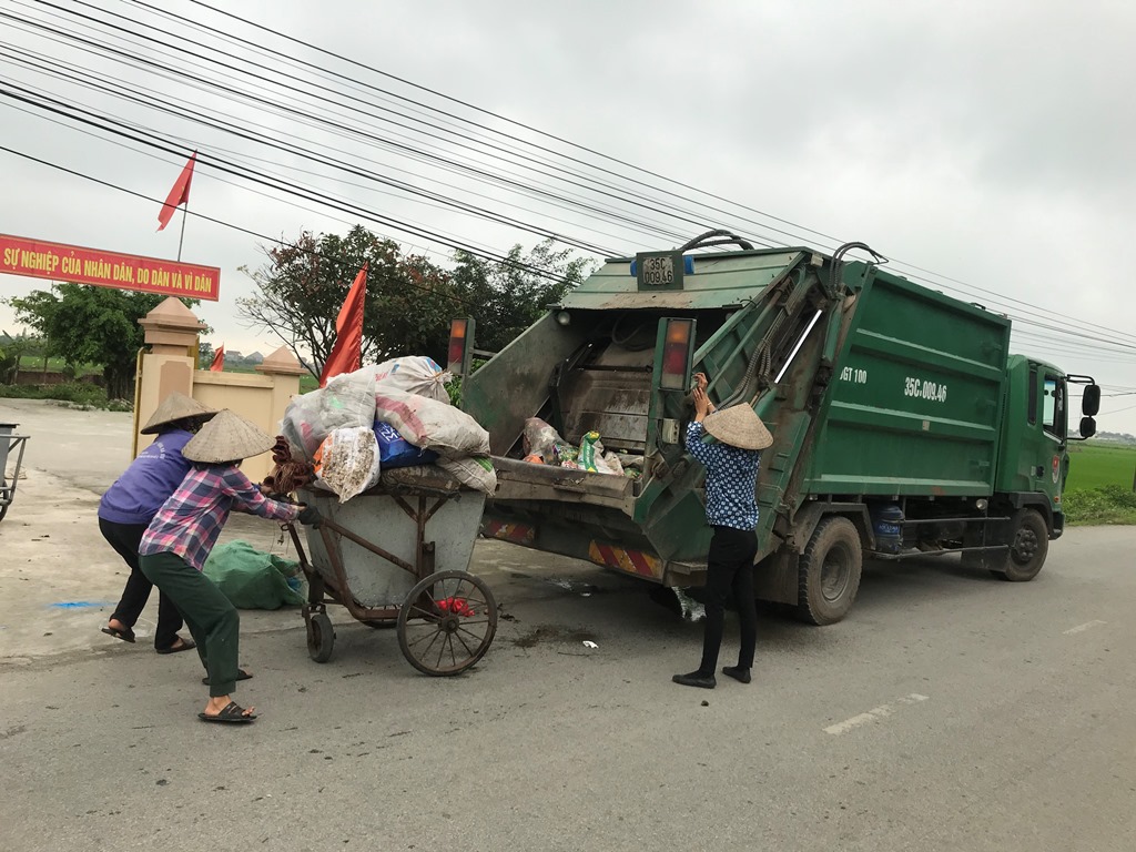 Phú Cường Hưng thu gom rác thải trên mọi nẻo đường