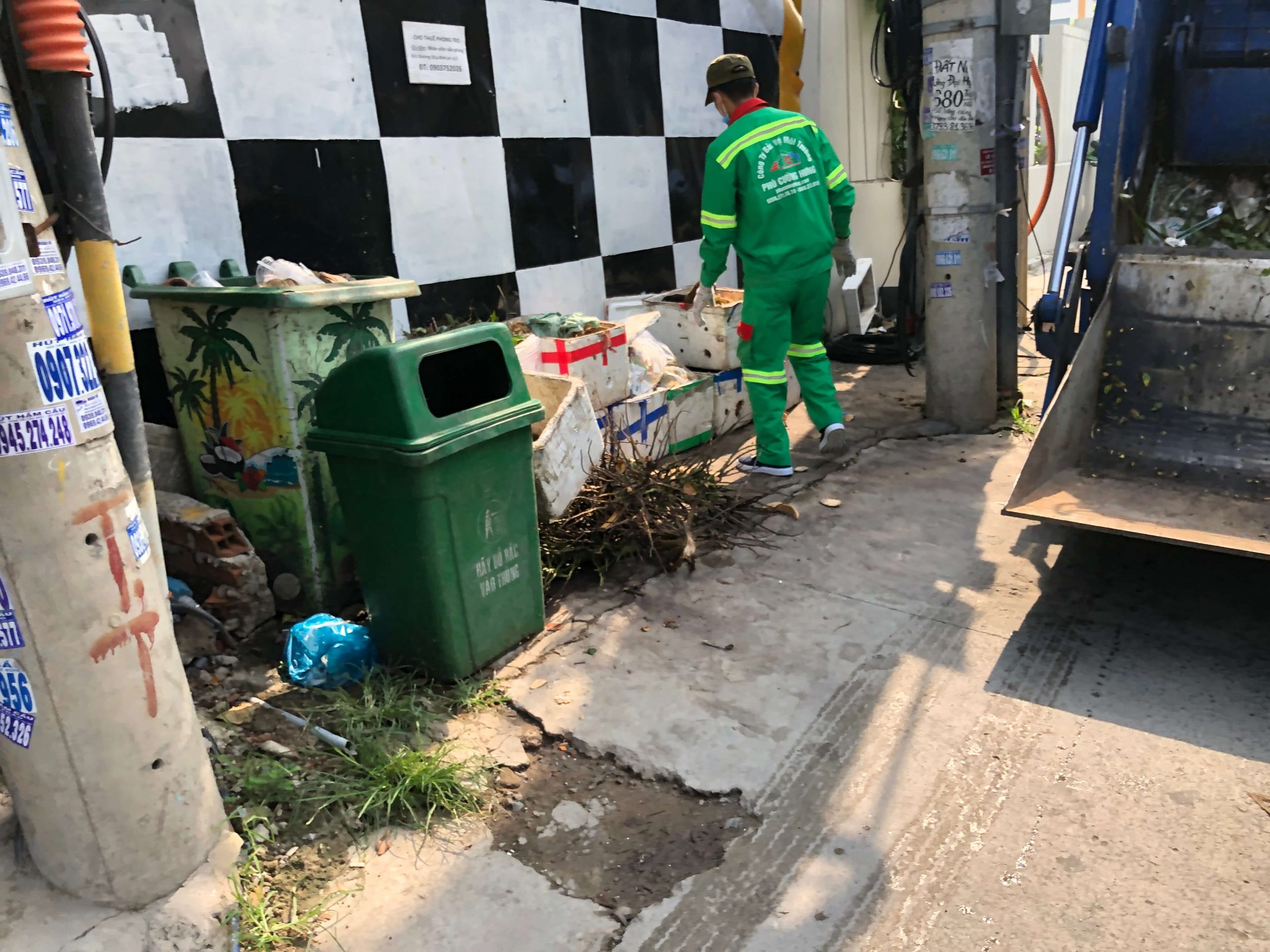 Công ty thu gom rác thải sinh hoạt