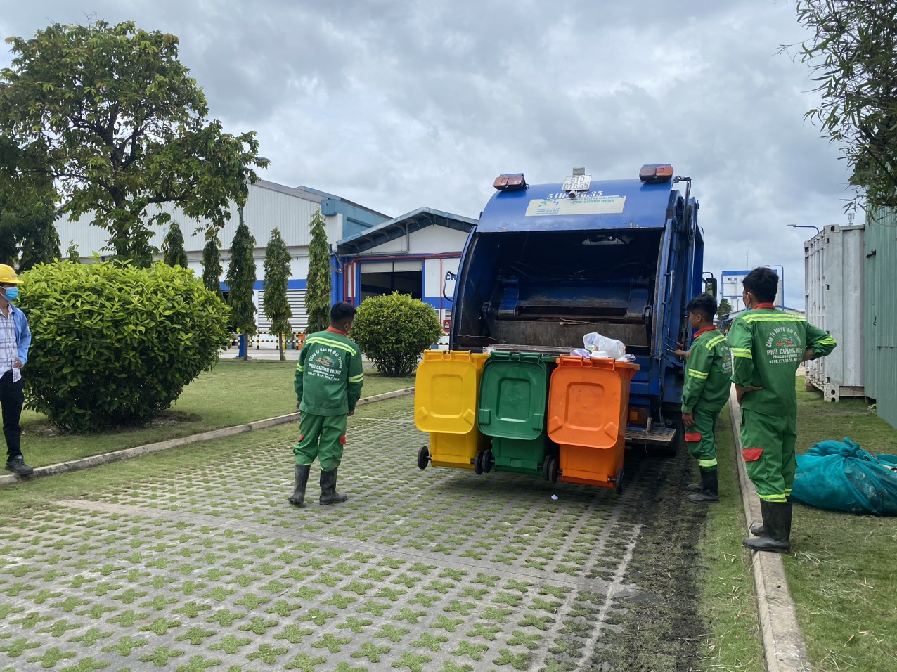 Hình ảnh xe chuyên dụng 1.5 tấn của Phú Cường Hưng đang thu gom rác sinh hoạt tại khu dân cư TP.HCM – đảm bảo đúng giờ, sạch sẽ và an toàn cho môi trường