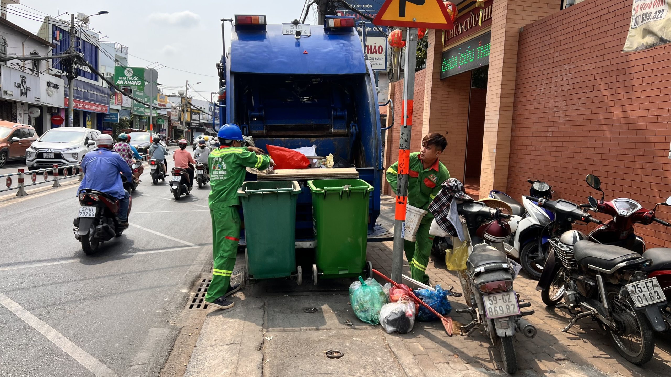 Hãy để Phú Cường Hưng giúp bạn xử lý rác sinh hoạt đúng cách – nhanh gọn – đúng quy định!